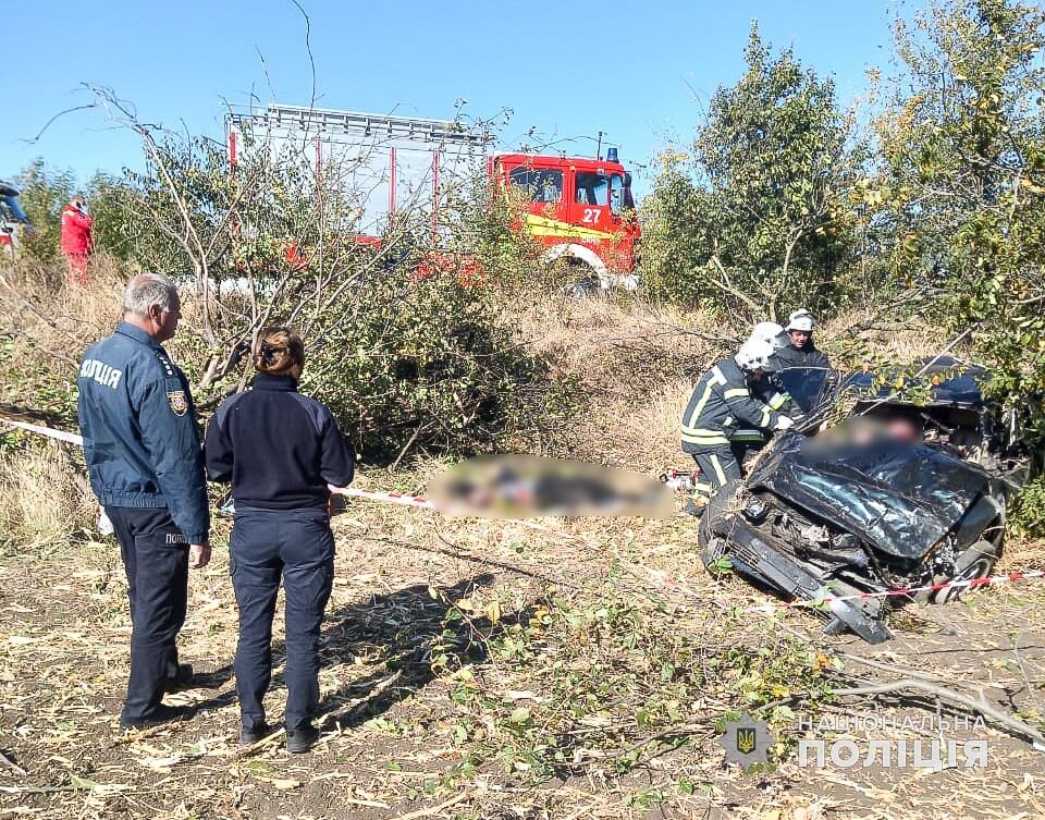 Авто вилетіло в лісосмугу і перекинулося: на Одещині після весілля у ДТП загинули наречений та брат нареченої – ЗМІ 