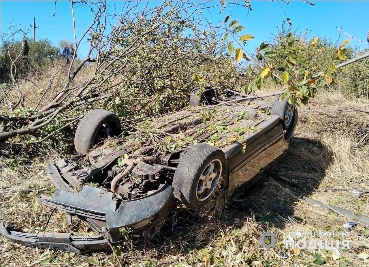 Авто вылетело в лесополосу и опрокинулось: в Одесской области после свадьбы в ДТП погибли жених и брат невесты – СМИ
