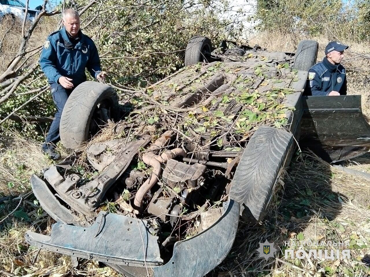 Авто вылетело в лесополосу и опрокинулось: в Одесской области после свадьбы в ДТП погибли жених и брат невесты – СМИ