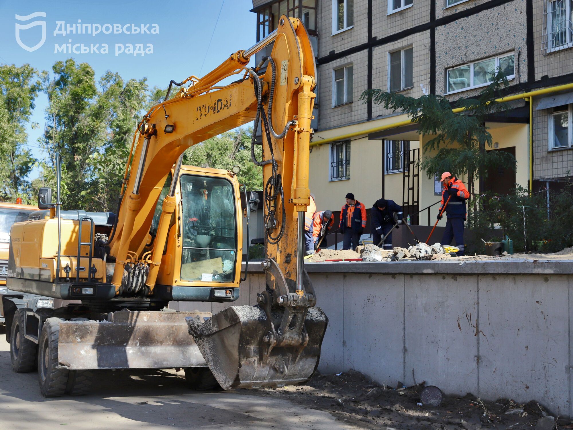 "Буде тепер чисто, зручно і акуратно": мешканці найдовшого у Дніпрі будинку розповіли про ремонт у своїх дворах