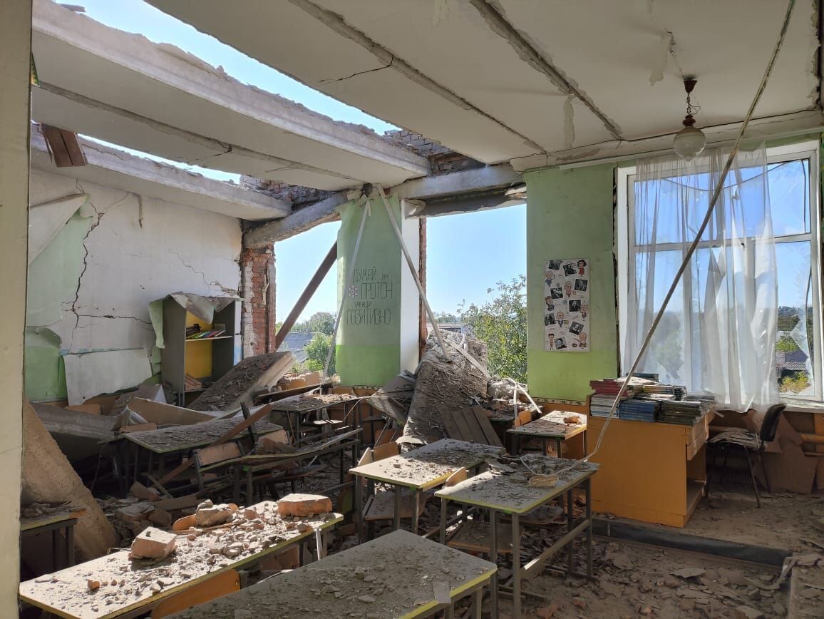 Ще один воєнний злочин Росії: момент удару окупантів по гімназії у Нікополі потрапив на відео 