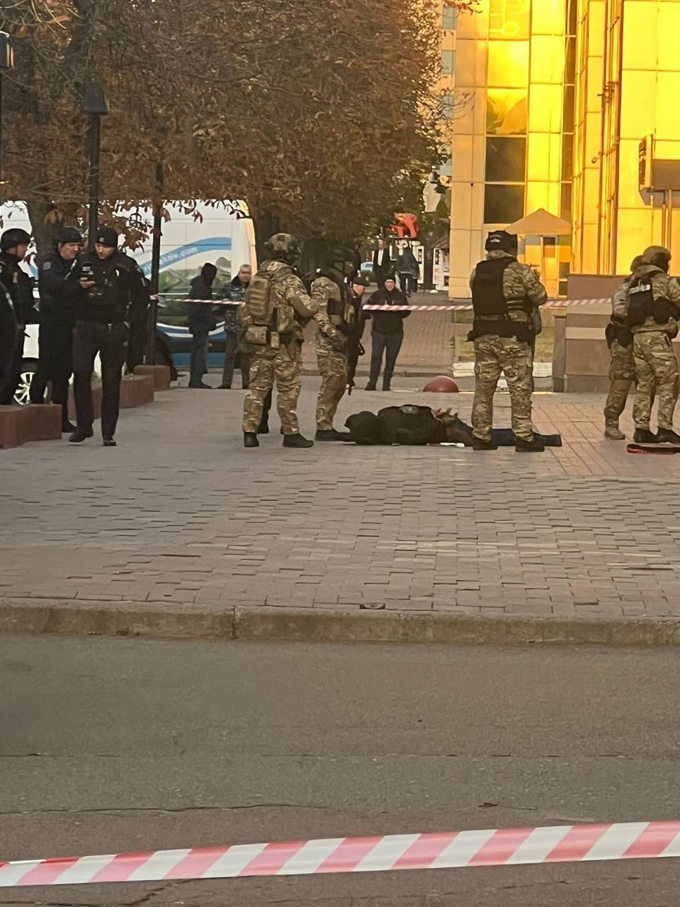 У Києві затримали чоловіка, який захопив бізнес-центр та влаштував стрілянину. Фото