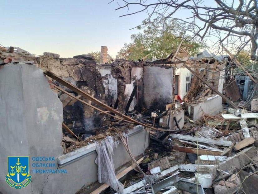 Окупанти вночі атакували Одещину дронами: є влучання в складські будівлі, пошкоджено будинки. Фото і відео