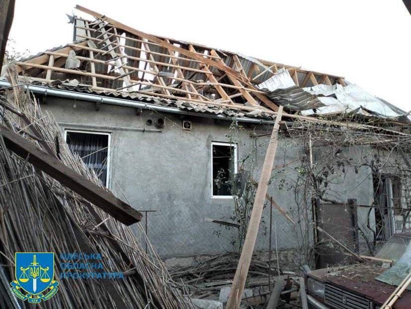 Оккупанты ночью атаковали Одесщину дронами: есть попадания в складские здания, повреждены дома. Фото и видео