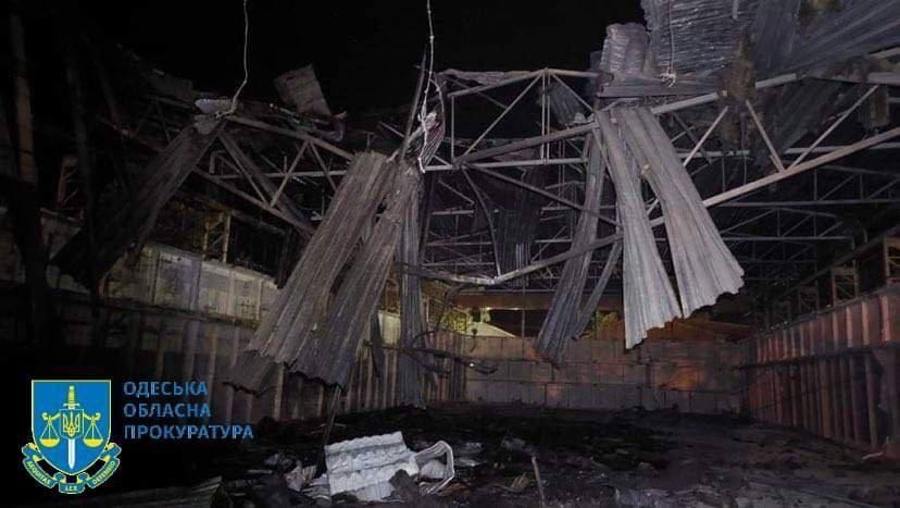 Окупанти вночі атакували Одещину дронами: є влучання в складські будівлі, пошкоджено будинки. Фото і відео