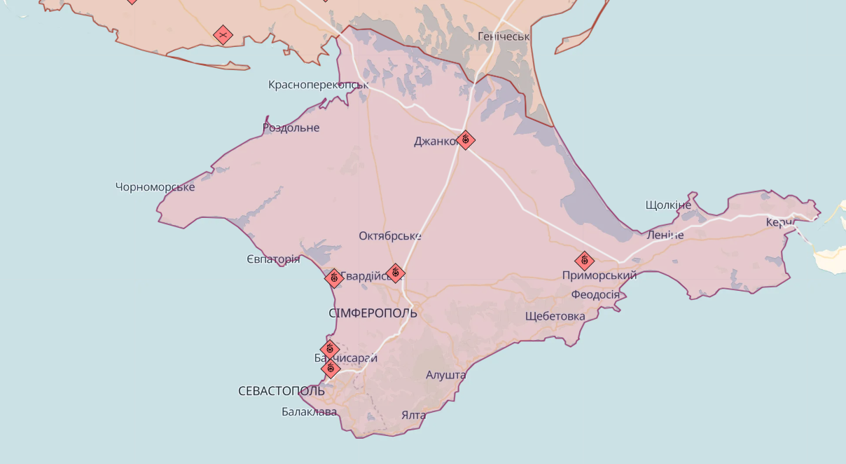 В оккупированном Крыму воздушная тревога: Крымский мост перекрыли, в Севастополе "воюют" с беспилотниками. Видео