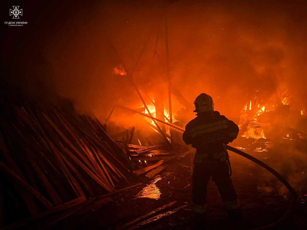 На Київщині рятувальники гасили масштабну пожежу на складі з деревиною. Фото і відео