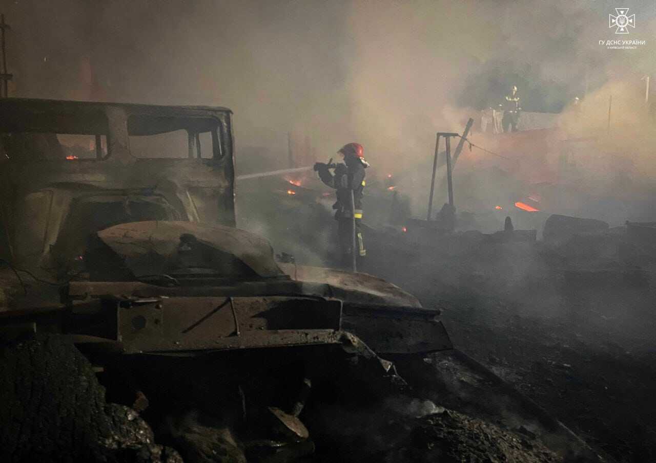 В Киевской области спасатели тушили масштабный пожар на складе с древесиной. Фото и видео