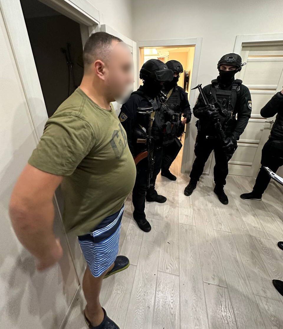 У Києві припинили діяльність двох нарколабораторій: вилучили "товару" на 600 тис. грн та зброю. Фото і відео
