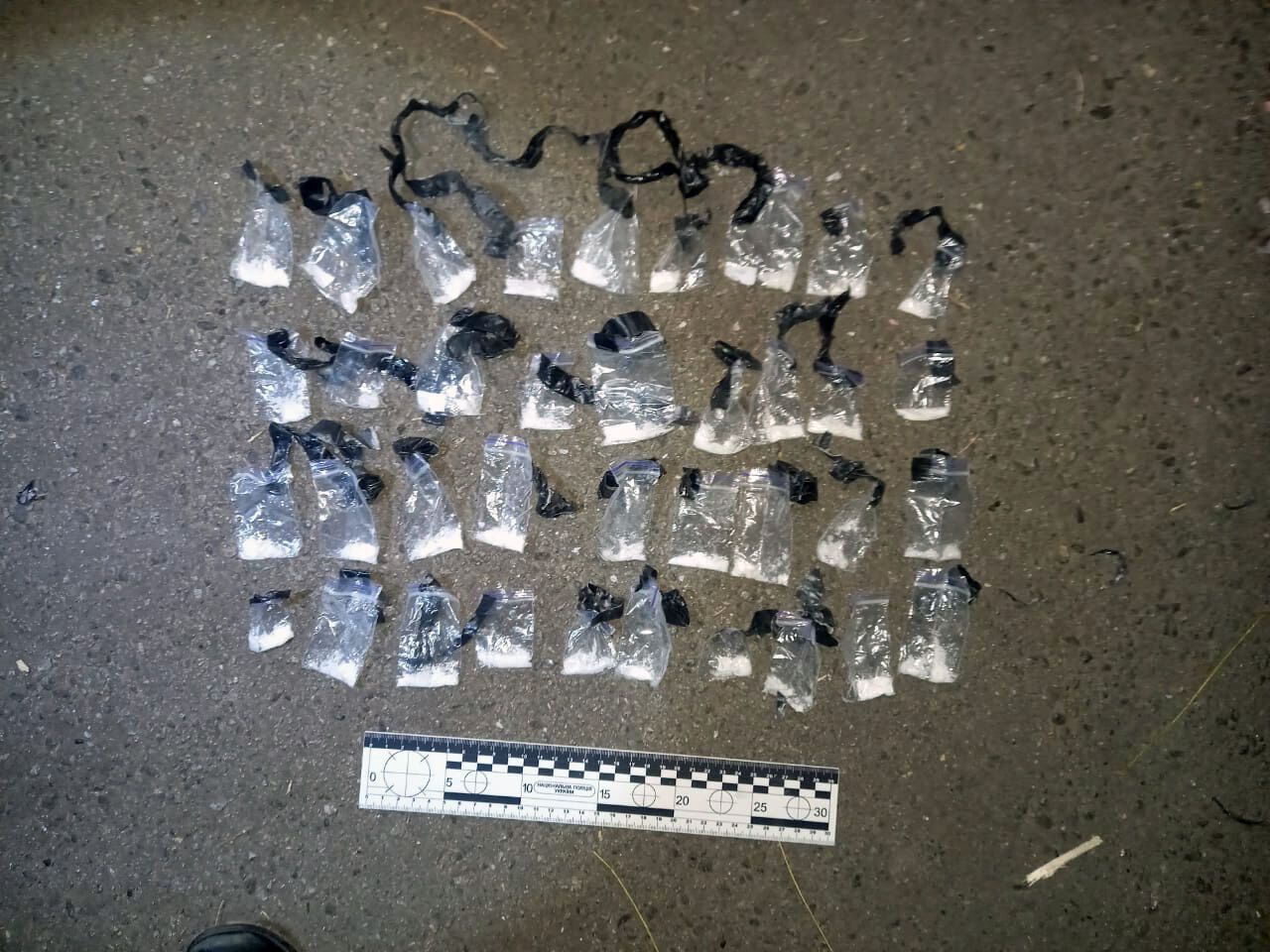 В Киеве с поличным задержали наркоторговца: у мужчины изъяли более 40 свертков с "товаром". Фото
