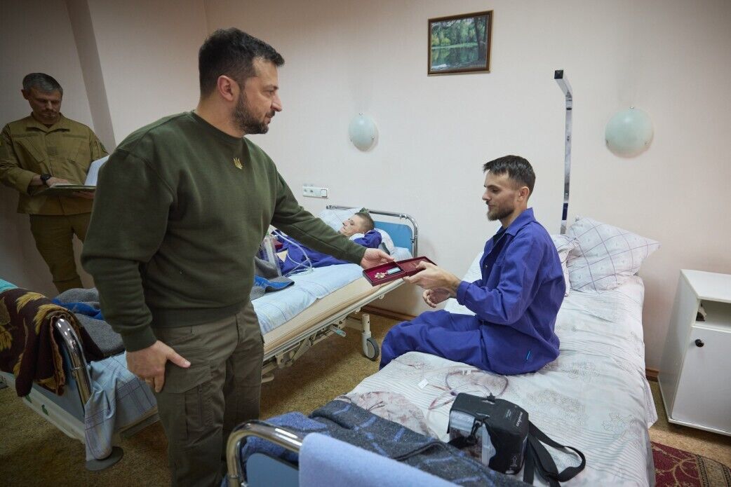 Зеленский в Одесской области посетил госпиталь, в котором лечатся раненые воины, и наградил медиков. Фото и видео