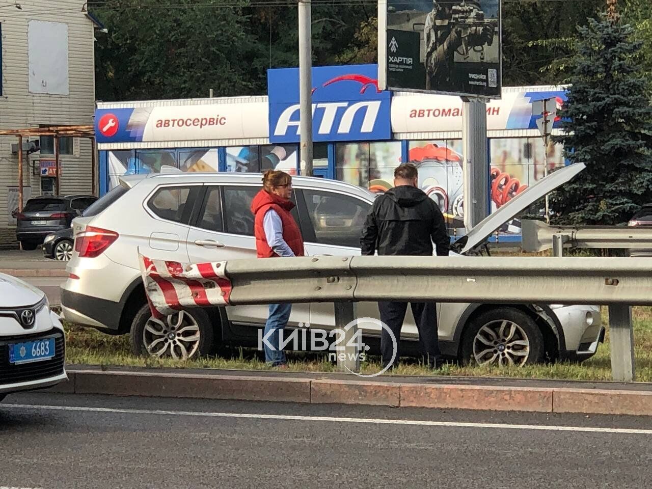 В Киеве на Окружной дороге произошло тройное ДТП. Фото и видео