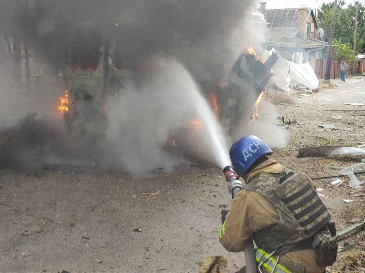 Спасатели тушили транспортное средство, когда армия РФ совершила повторный обстрел