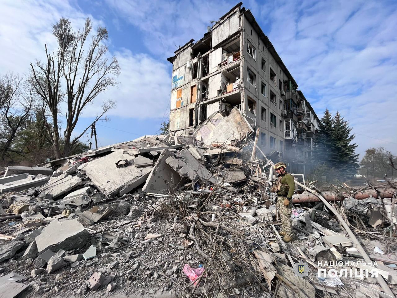 Авиация РФ уничтожила пятиэтажку в Авдеевке, под завалами может быть человек: МВД показало фото