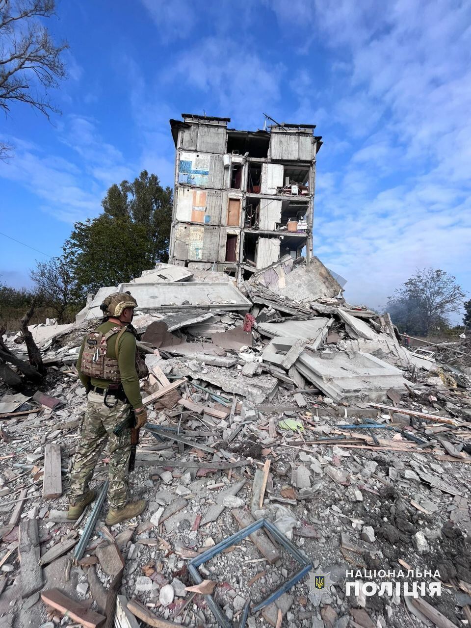 Авиация РФ уничтожила пятиэтажку в Авдеевке, под завалами может быть человек: МВД показало фото