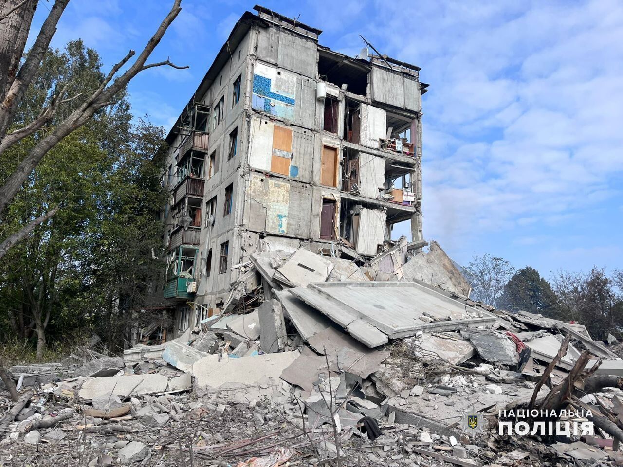 Авіація РФ знищила п'ятиповерхівку в Авдіївці, під завалами може бути людина: МВС показало фото 