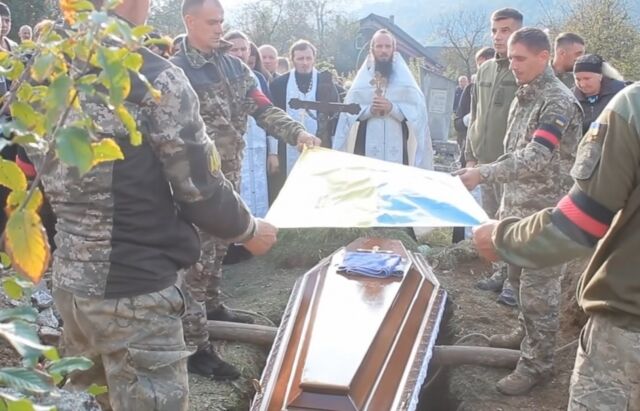 Отдал жизнь за свободу Украины: на Раховщине провели в последний путь погибшего героя Михаила Тафийчука. Фото и видео