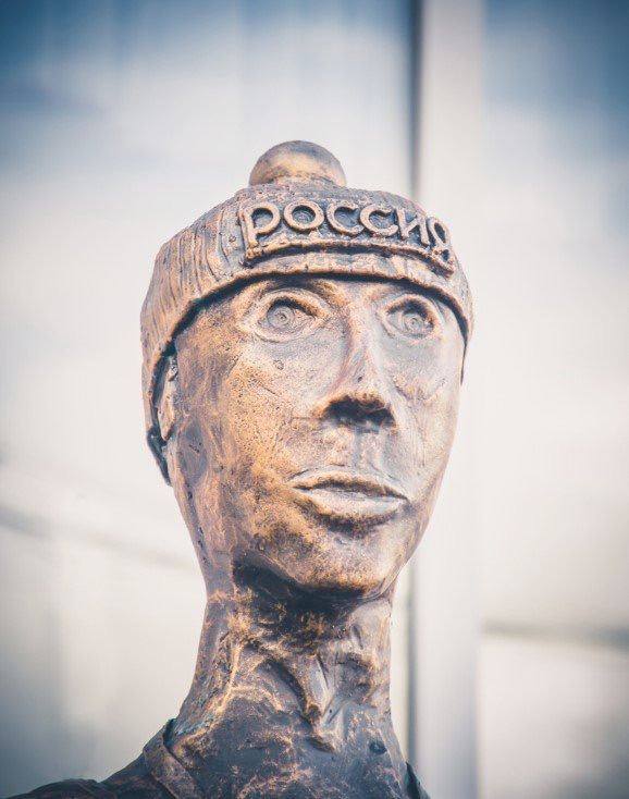 Видовище не для слабкодухих: у російському місті встановили "апокаліптичний" пам'ятник лижнику. Фото