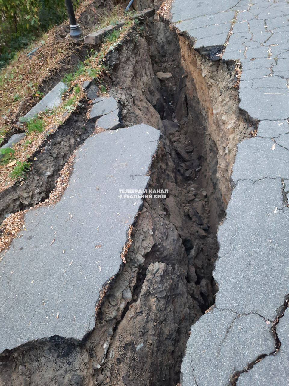 В Киеве вблизи Соломенского ландшафтного парка из-за оползня образовался провал: подробности. Фото и видео