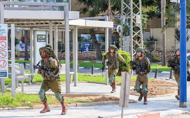 Израильские солдаты занимают позиции в городе Сдерот 8 октября 2023.