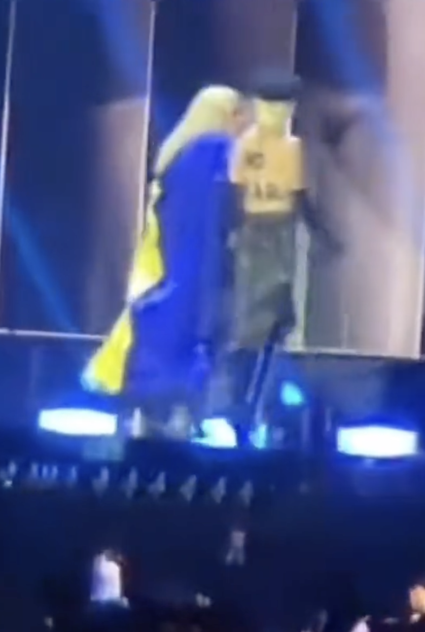 Культова Мадонна вийшла на сцену з прапором України на концерті в Лондоні в рамках свого світового турне. Відео