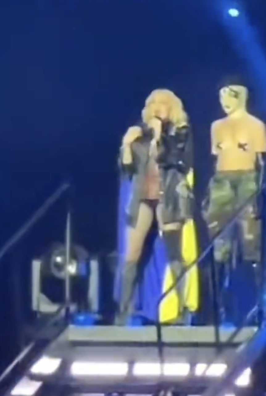 Культова Мадонна вийшла на сцену із прапором України на концерті у Лондоні в рамках свого світового турне.  Відео