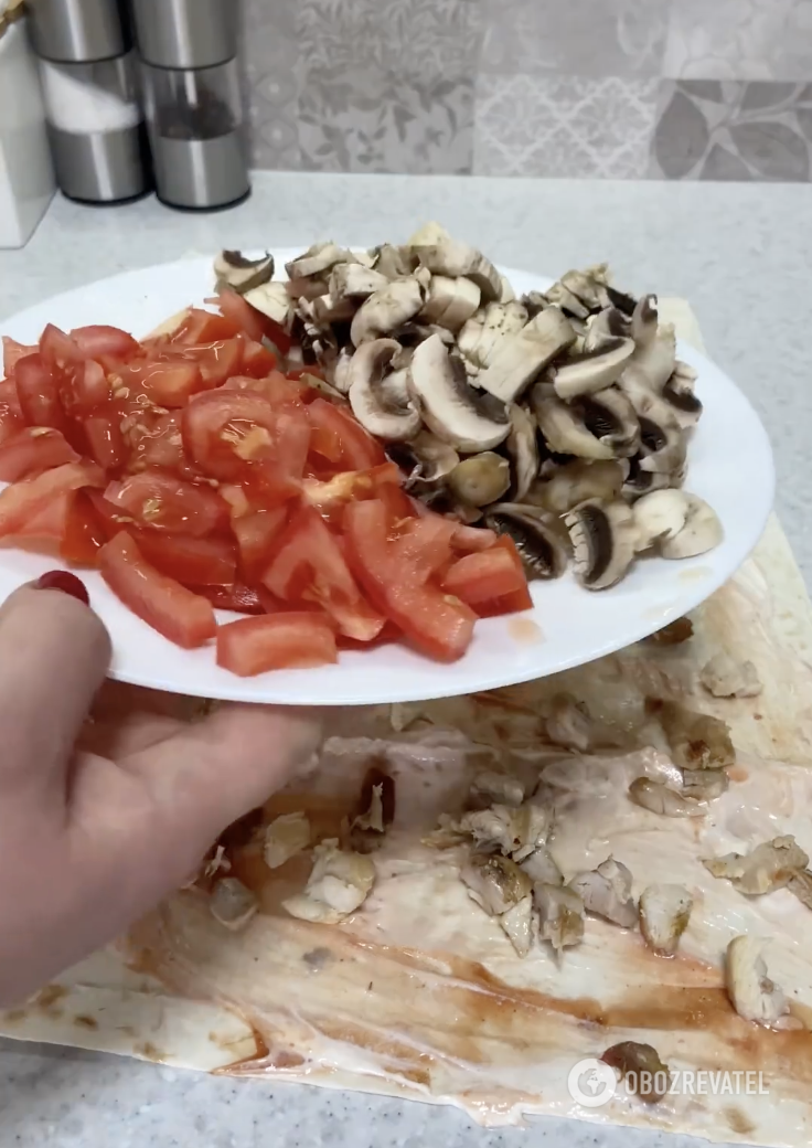 Куряче м'ясо, гриби та помідори для начинки