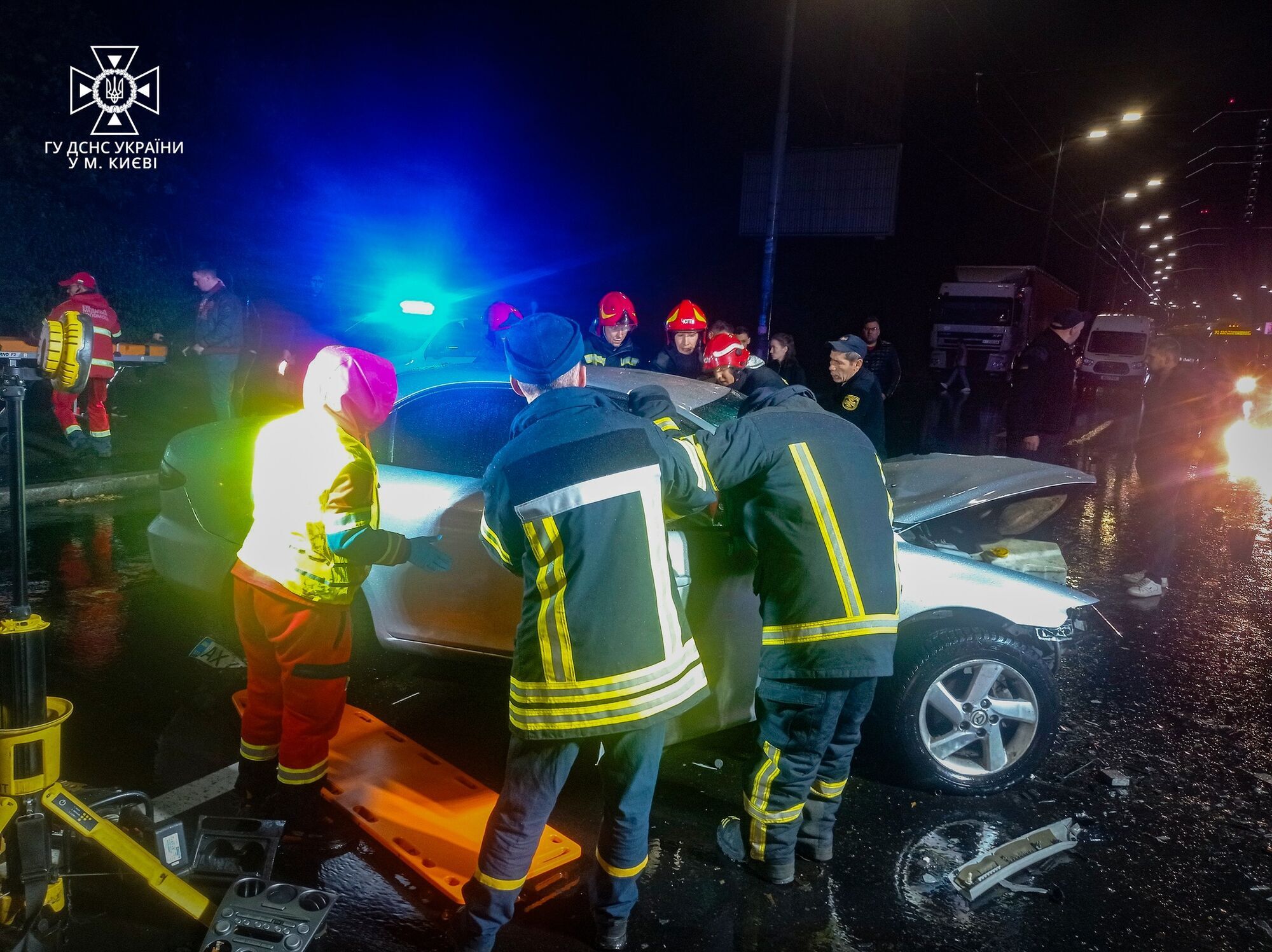 В Киеве в результате ДТП в машине зажало женщину: пострадавшую из авто деблокировали спасатели. Фото и подробности