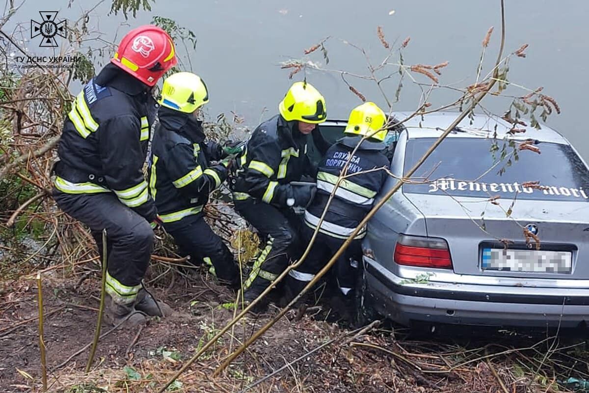В Ивановке автомобиль утонул в реке