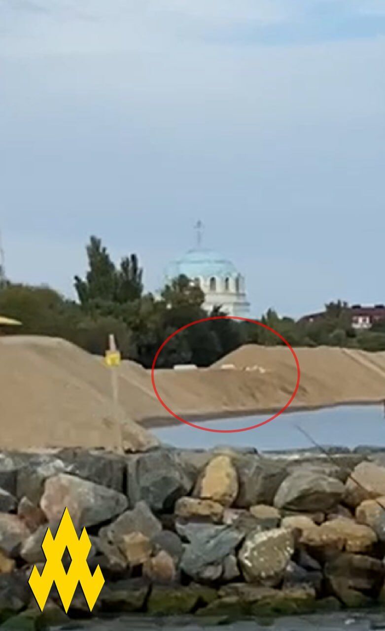 Насыпи по колено и несколько бетонных плит: оккупанты в Крыму эпически "подготовились" к контрнаступлению ВСУ. Фото