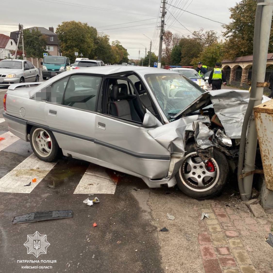 Під Києвом п’яний водій Opel протаранив легковик та в’їхав у стовп. Фото