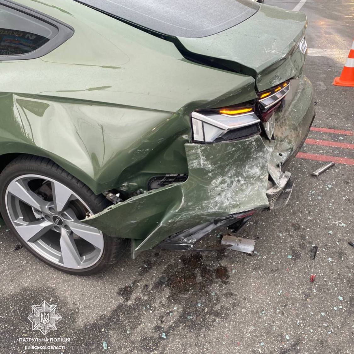 Под Киевом пьяный водитель Opel протаранил легковушку и въехал в столб. Фото