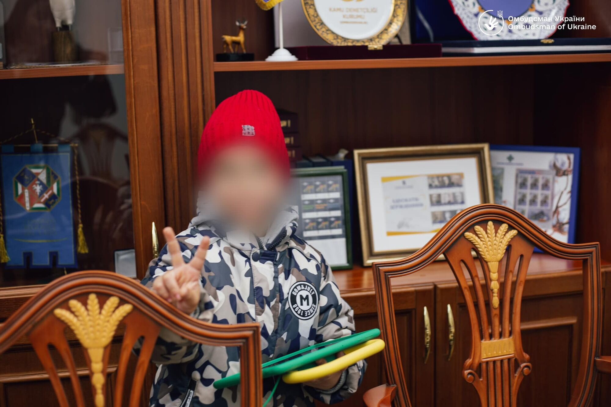 Украина вернула еще одного похищенного Россией ребенка: мальчик уже дома. Фото