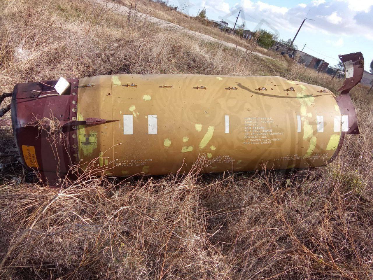 Знайшли на місці вибухів у Бердянську: окупанти оприлюднили уламки ракети ATACMS із дальністю польоту до 128 км. Фото