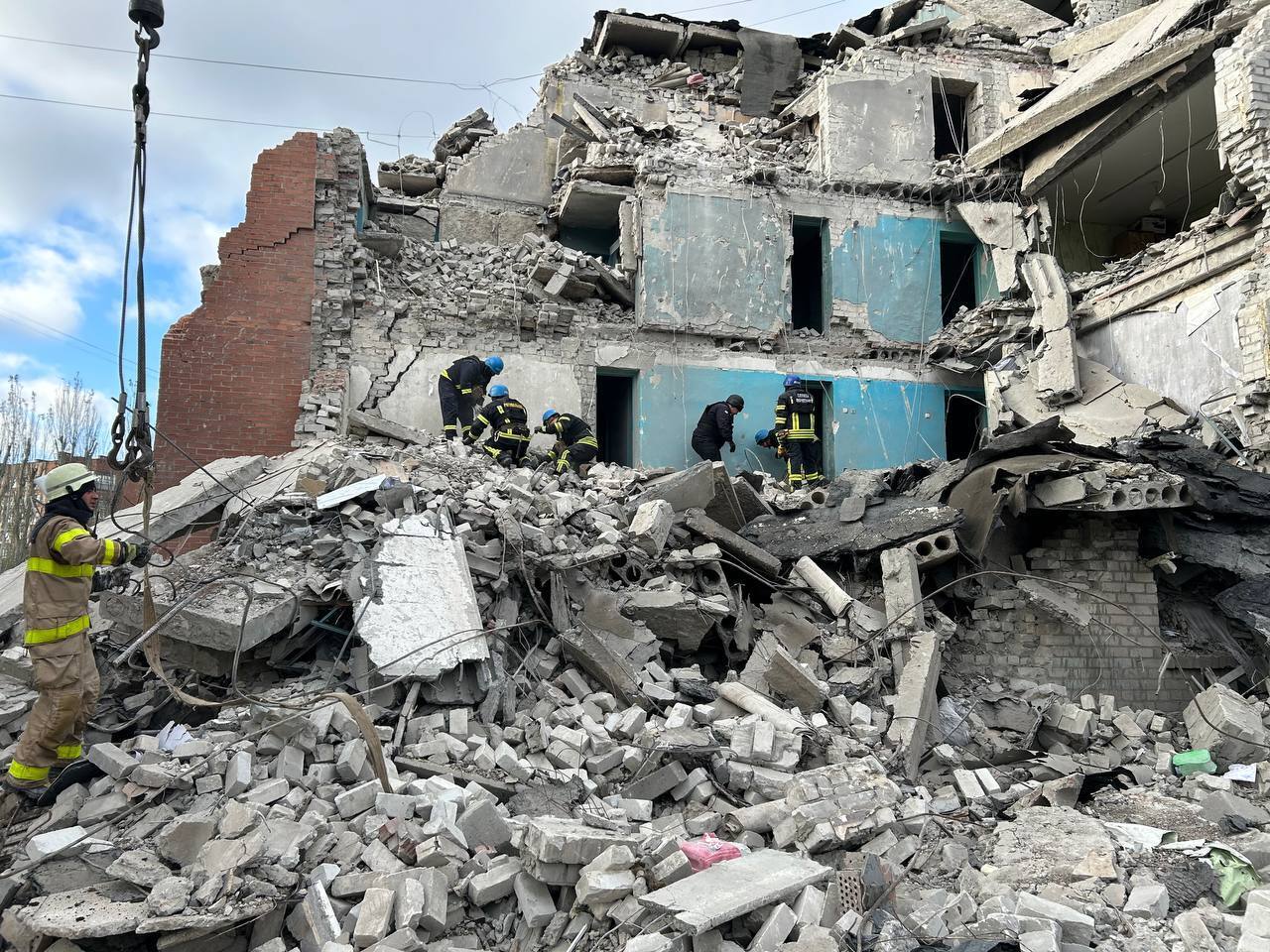Оккупанты нанесли удар по общежитию в Славянске: под завалами находятся люди. Фото и видео