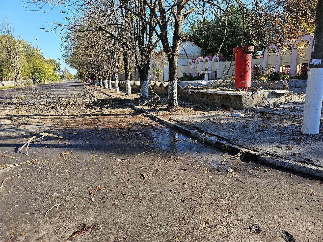 Окупанти обстріляли Херсон: є влучання в житлову зону. Фото