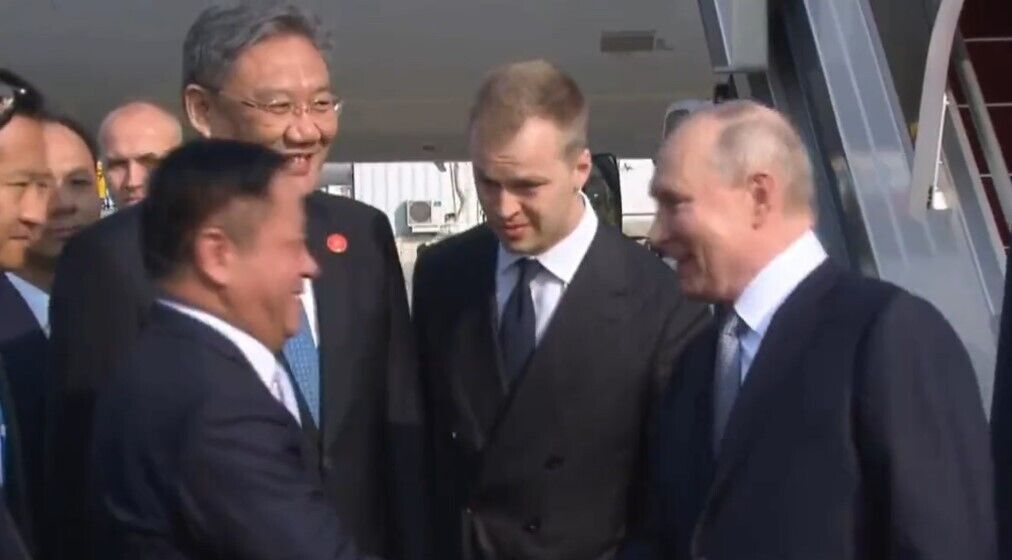 Путін під час візиту в Пекін розхвалив політику Китаю: на відео з главою Кремля помітили "нюанс"