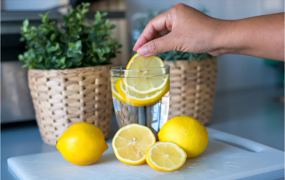 Чи варто пити воду з лимоном вранці: користь та шкода популярного напою
