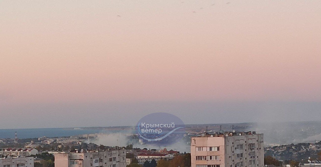 У Севастополі пролунав вибух: над містом здійнявся густий дим. Фото і відео