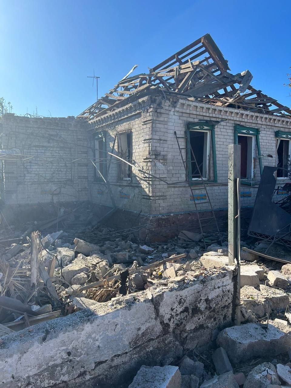 Разрушенные дома и обломки везде: появилось видео с места прилета по жилому сектору на Днепропетровщине