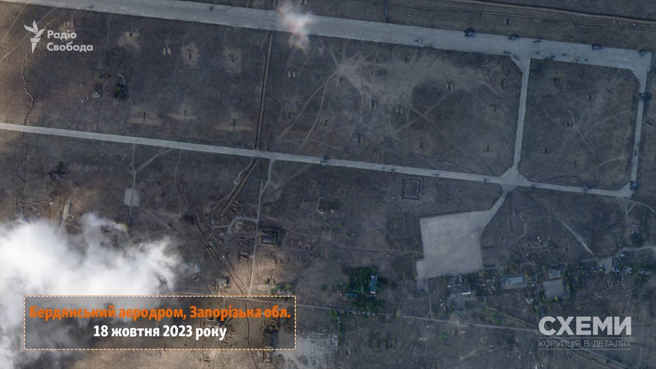 Кількаметрові вирви та пошкоджена техніка: як виглядає аеродром Бердянська після ракет ATACMS. Супутникові фото