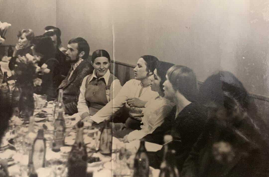 Алла Кудлай показала архівне фото зі свого весілля 1970-х років: там Ніна Матвієнко з чоловіком Петром