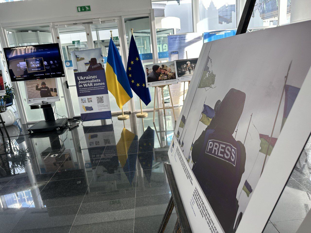 "Україна: журналісти в зонах бойових дій": у Брюсселі запрацювала фотовиставка НСЖУ
