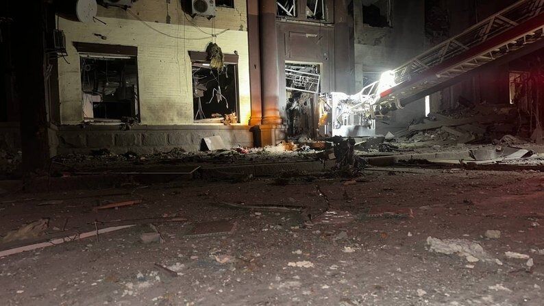 "У піжамах вибігли на подвір'я": мешканці будинку в Запоріжжі, в який влучила ракета РФ, розповіли про удар. Фото