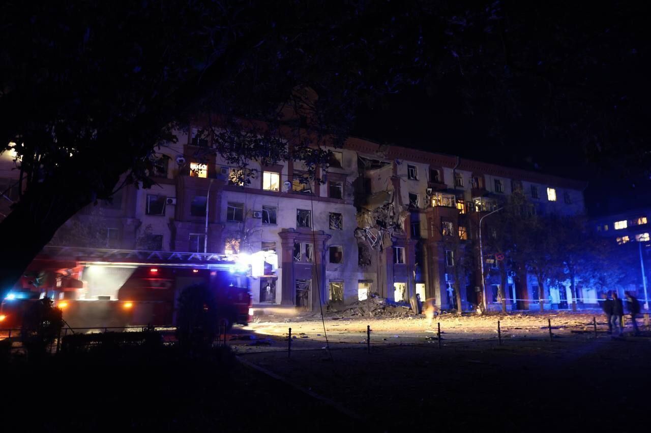 Войска РФ ночью нанесли удары по Запорожью, попали в жилой дом: есть погибшие и раненые. Фото и видео