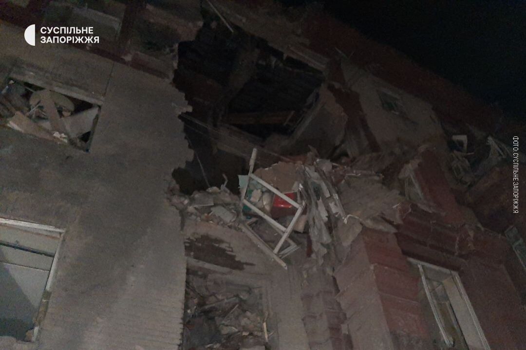 Війська РФ вночі завдали ударів по Запоріжжю, влучили в житловий будинок: є загиблі та поранені. Фото й відео