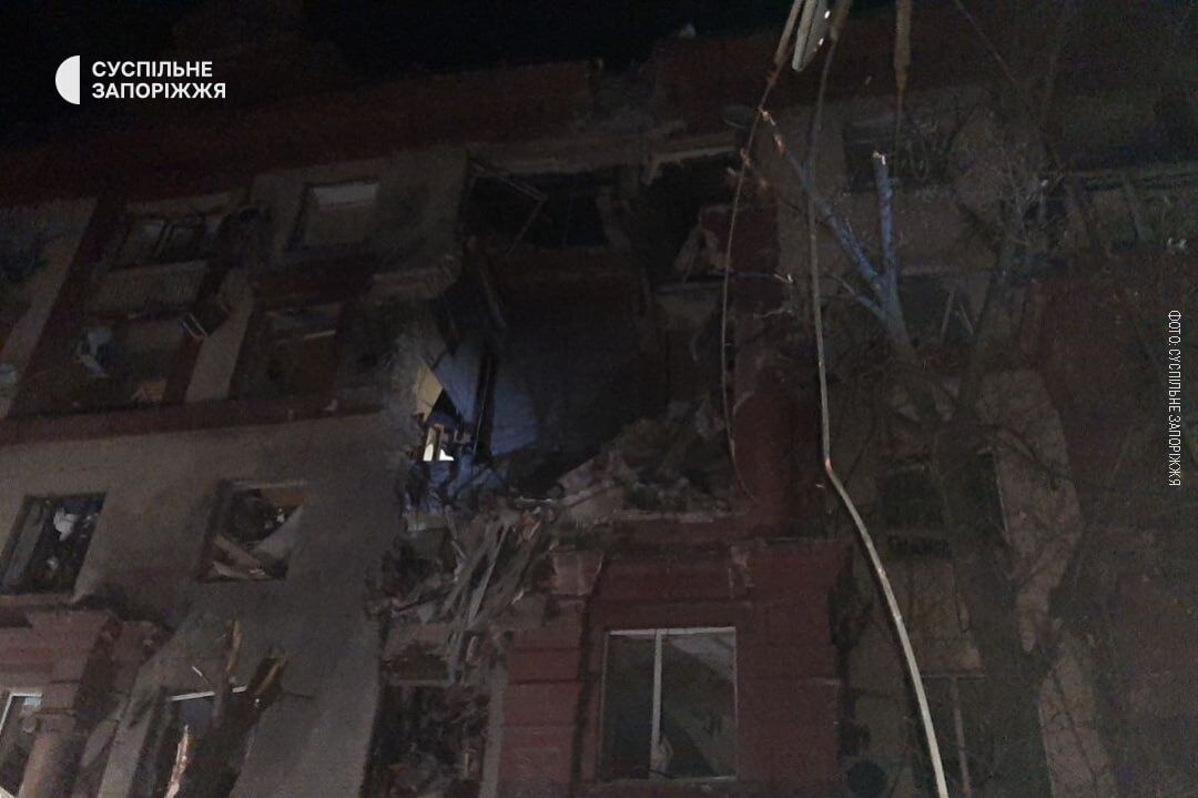 Війська РФ вночі завдали ударів по Запоріжжю, влучили в житловий будинок: є загиблі та зниклі безвісти. Фото й відео