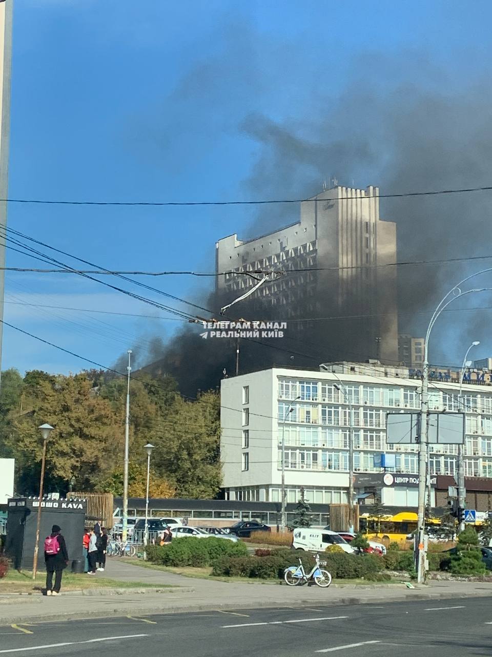 У Києві біля станції метро "Голосіївська" сталась масштабна пожежа у відселеному будинку. Фото і відео