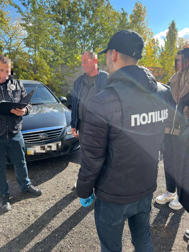 В Киеве задержали злоумышленников, которые жестоко избили мужчину, требуя криптовалюту на $28 тыс. Фото