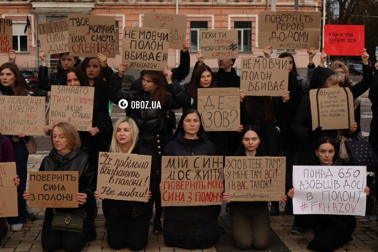 "Не мовчи": у Києві родичі захисників "Азовсталі" влаштували акцію з нагадуванням про полонених. Фото